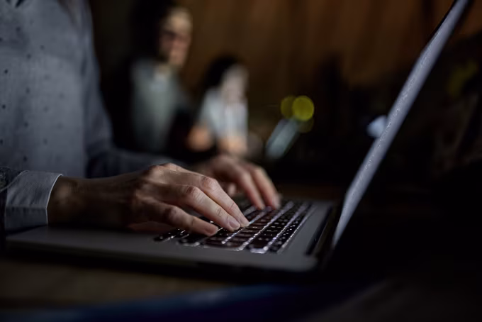 Süni intellekt internetin 70 faizinə təsir edən kibertəhlükəsizlik boşluğu aşkarladıqdan sonra dünya üzrə saytlar bağlanıb